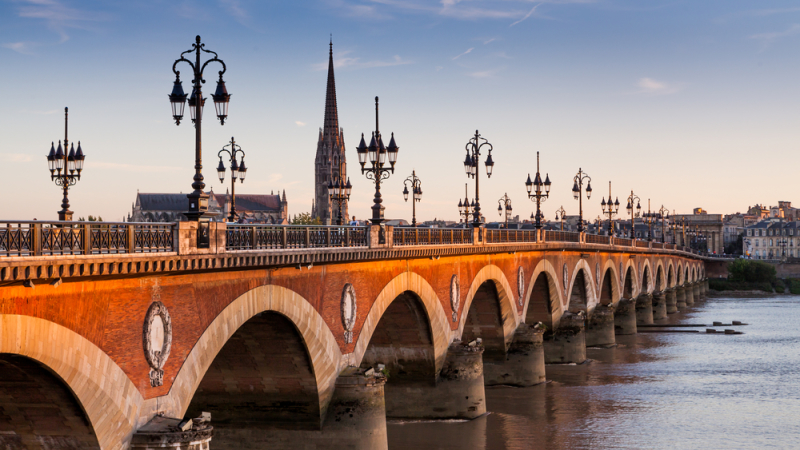  Bordeaux élue la ville la plus tendance au monde – vue sur le Pont de Pierre à Bordeaux