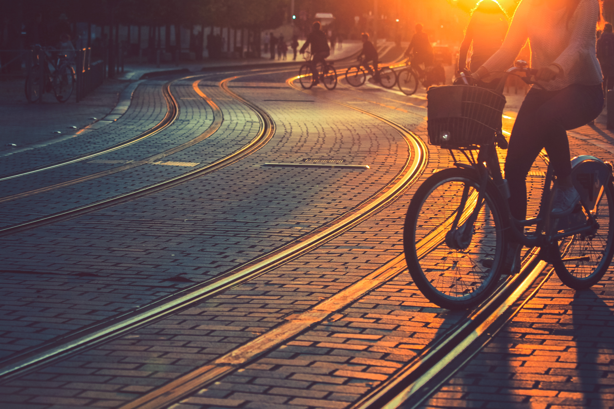 personnes à vélo au coucher de soleil