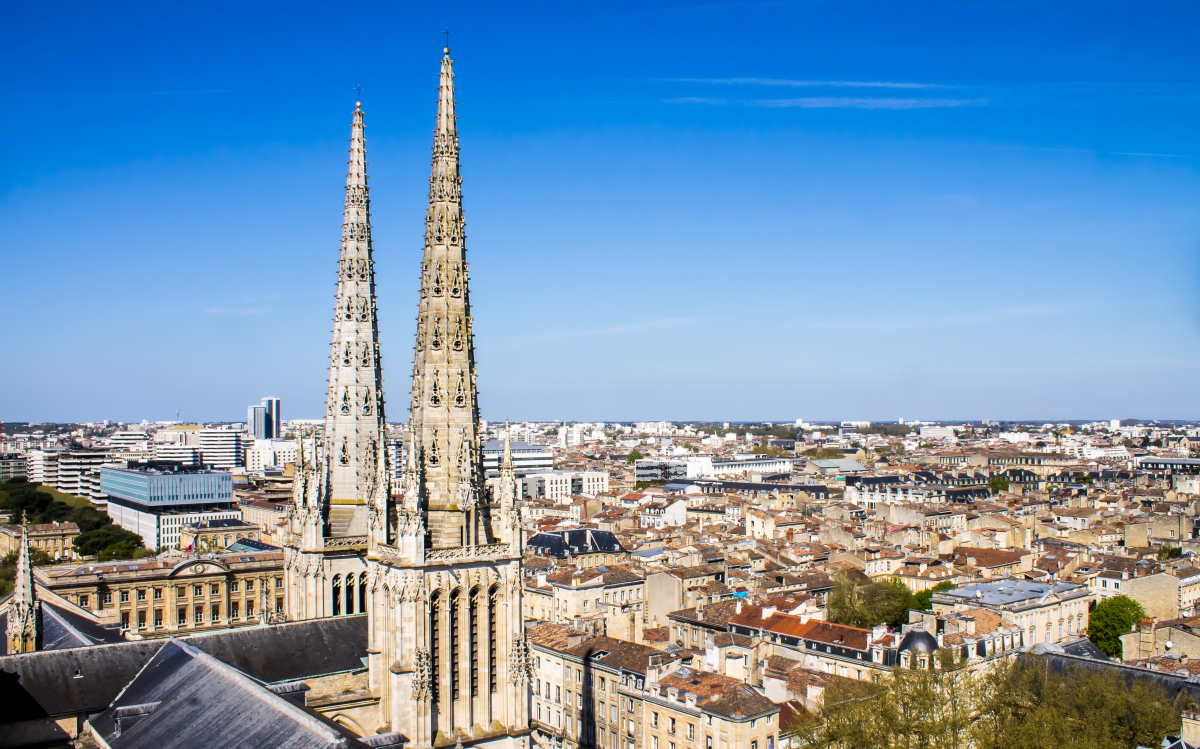 Au départ, le zonage Pinel concernait 5 zones plafond loyer pinel bordeaux - Vue aérienne de Bordeaux et de la cathédrale Saint-André