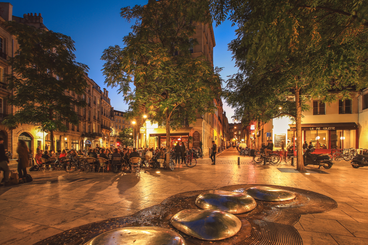 plafond loyer pinel bordeaux - Place de la porte Cailhau à Bordeaux en soirée