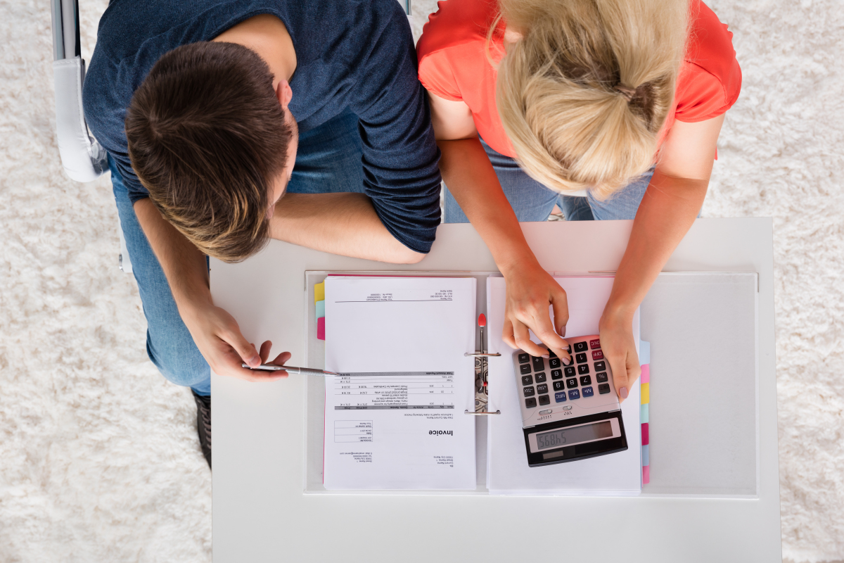 plafond pinel bordeaux - Un couple faisant des calculs