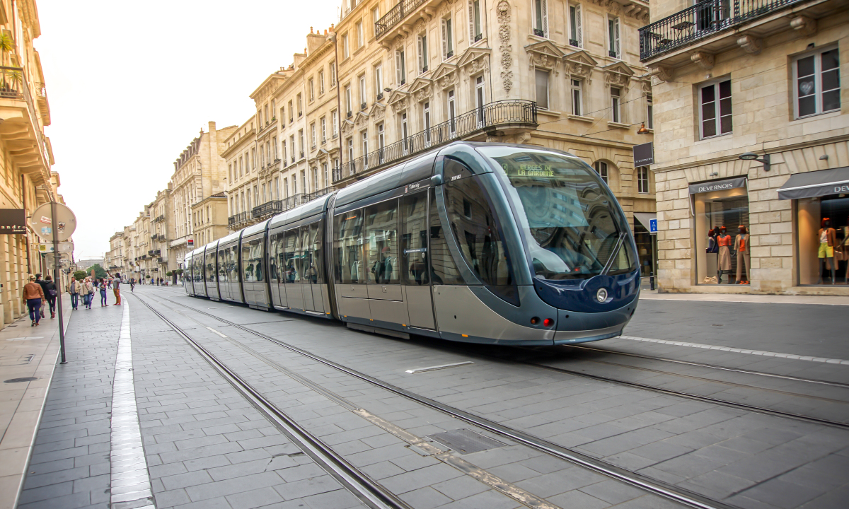 Quels sont les quartiers les plus rentables de Bordeaux pour un investissement locatif en loi Pinel ? investissement locatif bordeaux loi pinel - Le tram sur le cours de l'intendance à Bordeaux