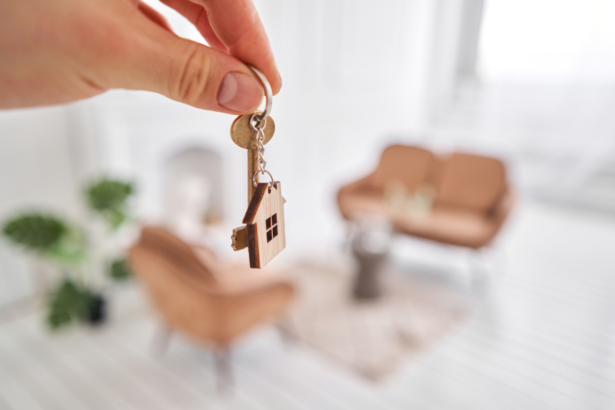 Déléguer la gestion locative de votre appartement neuf à Bordeaux à une agence investissement locatif bordeaux loi pinel - Une main tenant une clé