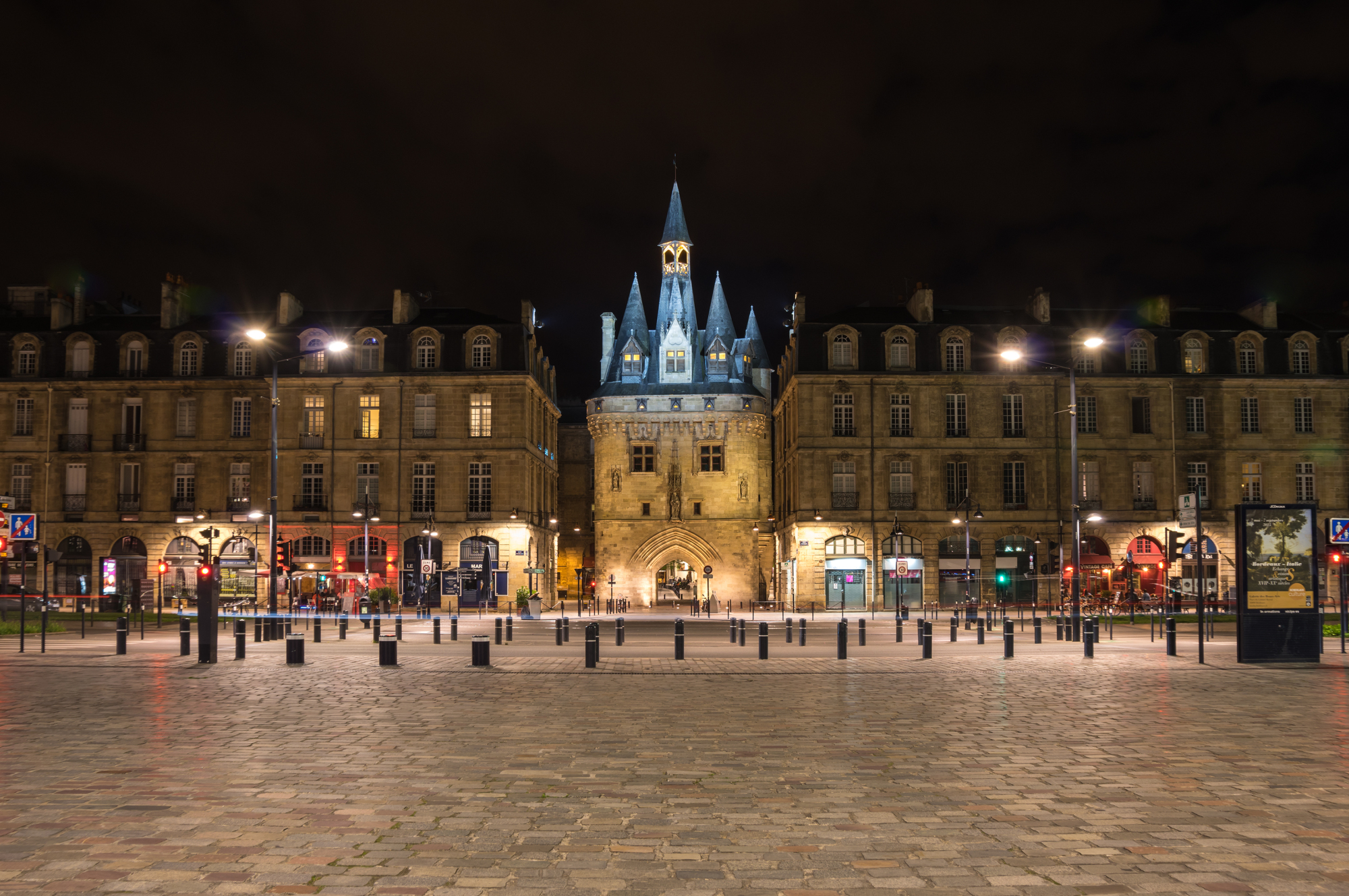 La porte Cailhau à Bordeaux vue de nuit