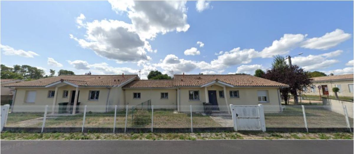  Les maisons datant des années 2000 ont été construites le long de la route de Loustaou Vieil où d’anciennes bâtisses profitent de grands jardins