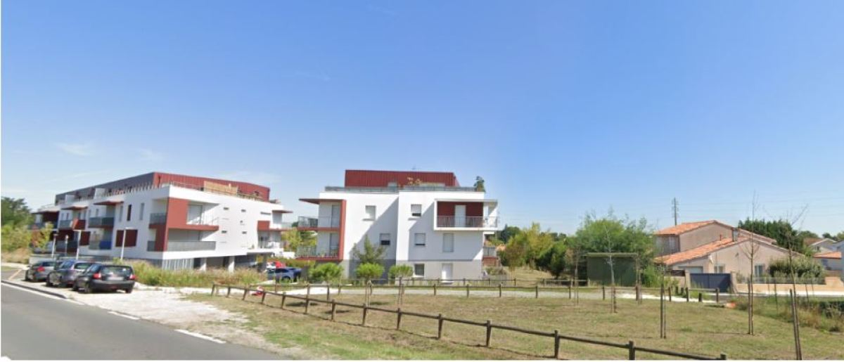 L’avenue du 11 novembre traverse la commune de Blanquefort et se compose de maisons individuelles plain-pied ou à un étage, et de collectifs d’appartements récents avec balcons