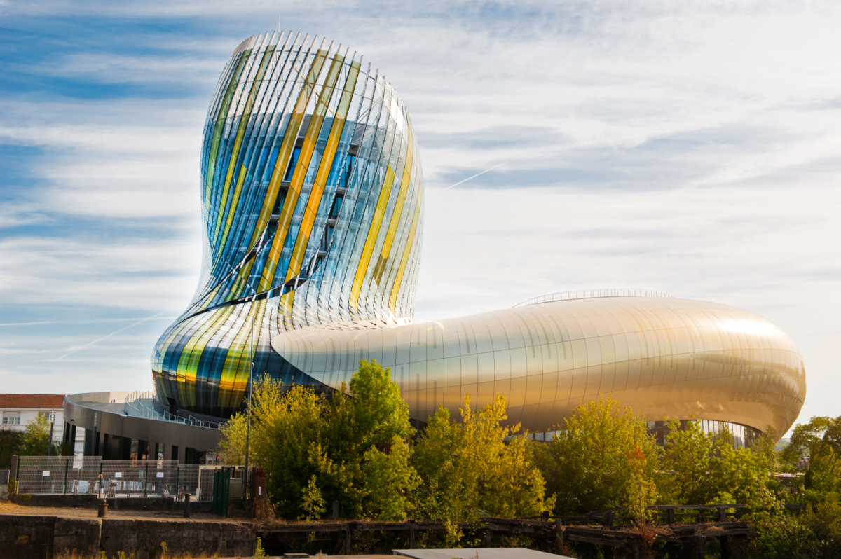 La cité du vin à Bordeaux est un lieu majeur de la ville et représente son identité locale Histoire de Bordeaux - La cité du Vin