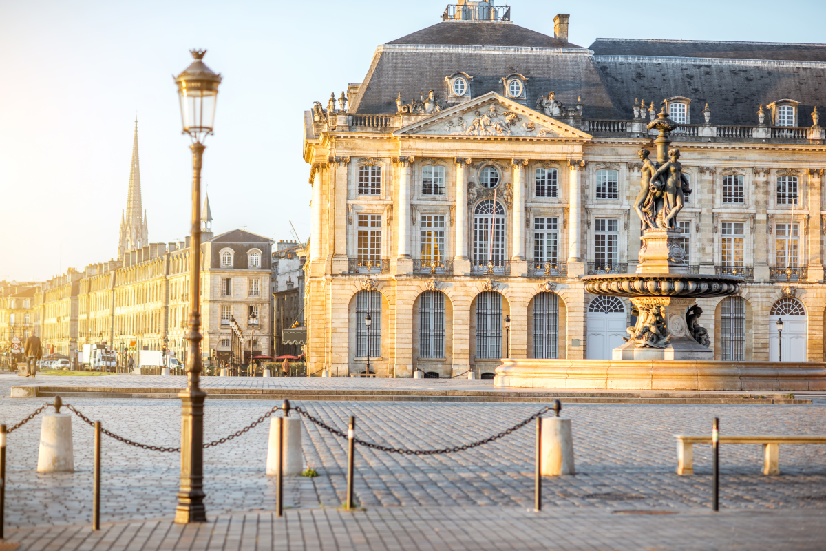 La place de la Bourse à Bordeaux est un des endroits les plus connus de la ville Histoire de Bordeaux - la place de la Bourse et sa fontaine faisant face aux quais à Bordeaux