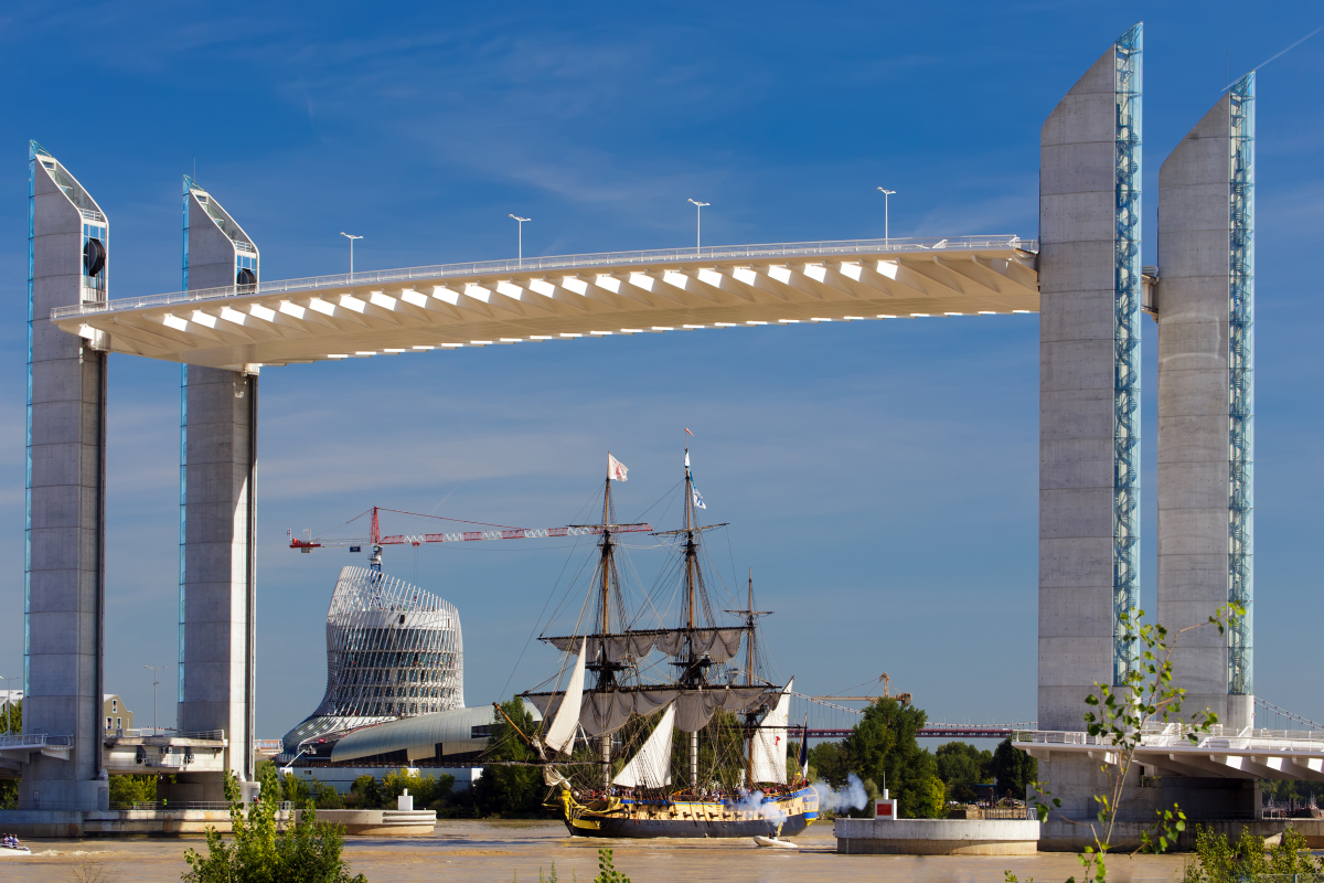 Le pont Jacques Chaban Delmas est aussi une figure architecturale de Bordeaux Histoire de Bordeaux - Le pont Jacques Chaban Delmas et la Cité du Vin en fond, avec la réplique de l'Hermione sur la Garonne
