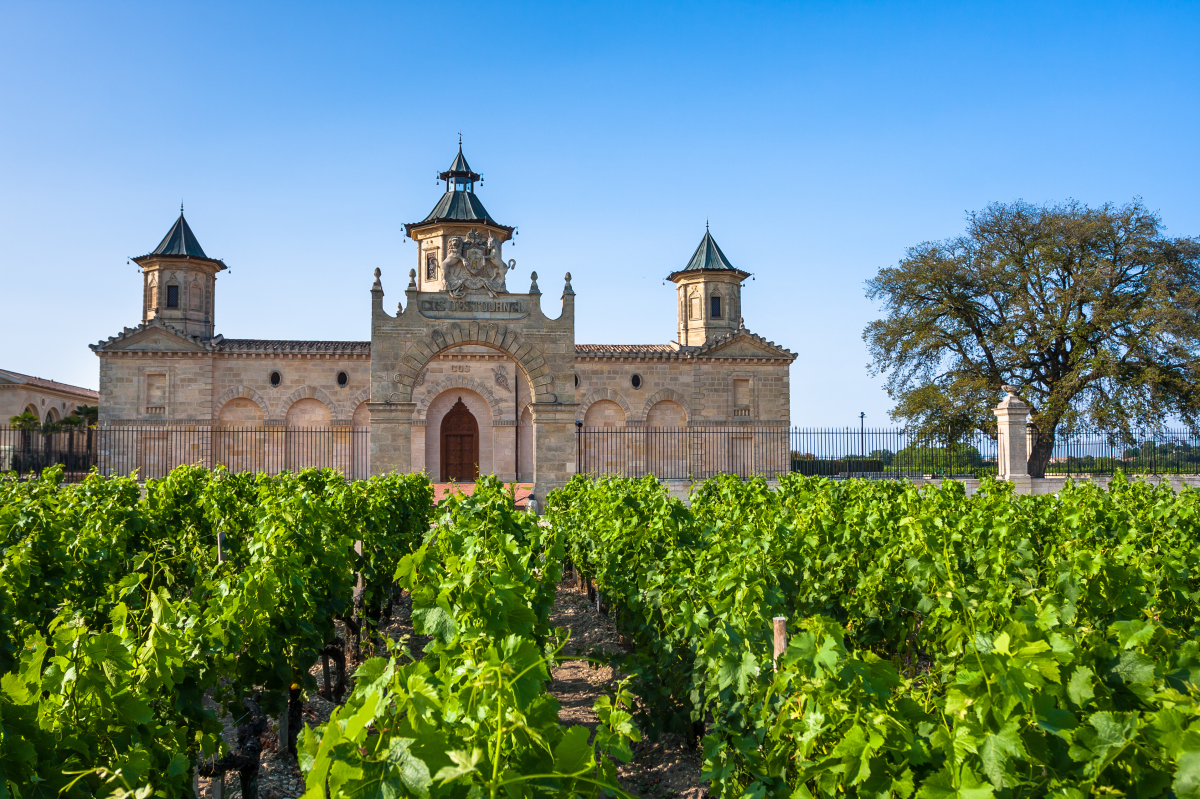 Les châteaux du Bordelais sont connus et réputés pour leurs vignobles Bordeaux et le vin - le château Cos d'Estournel près de Bordeaux