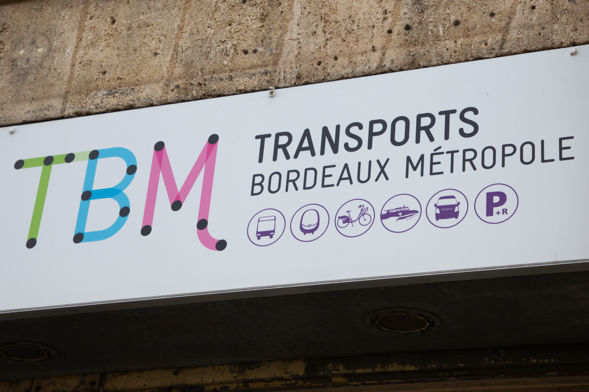 TBM est la société de transports en commun à Bordeaux transports en commun bordeaux - enseigne de TBM