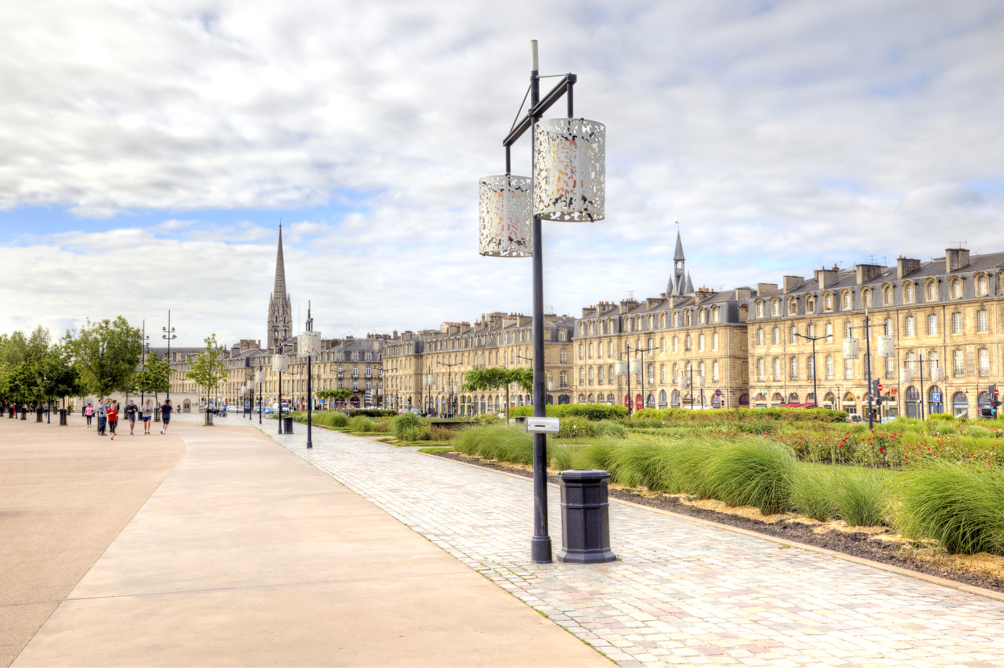 Les quais de Bordeaux, près de la Garonne