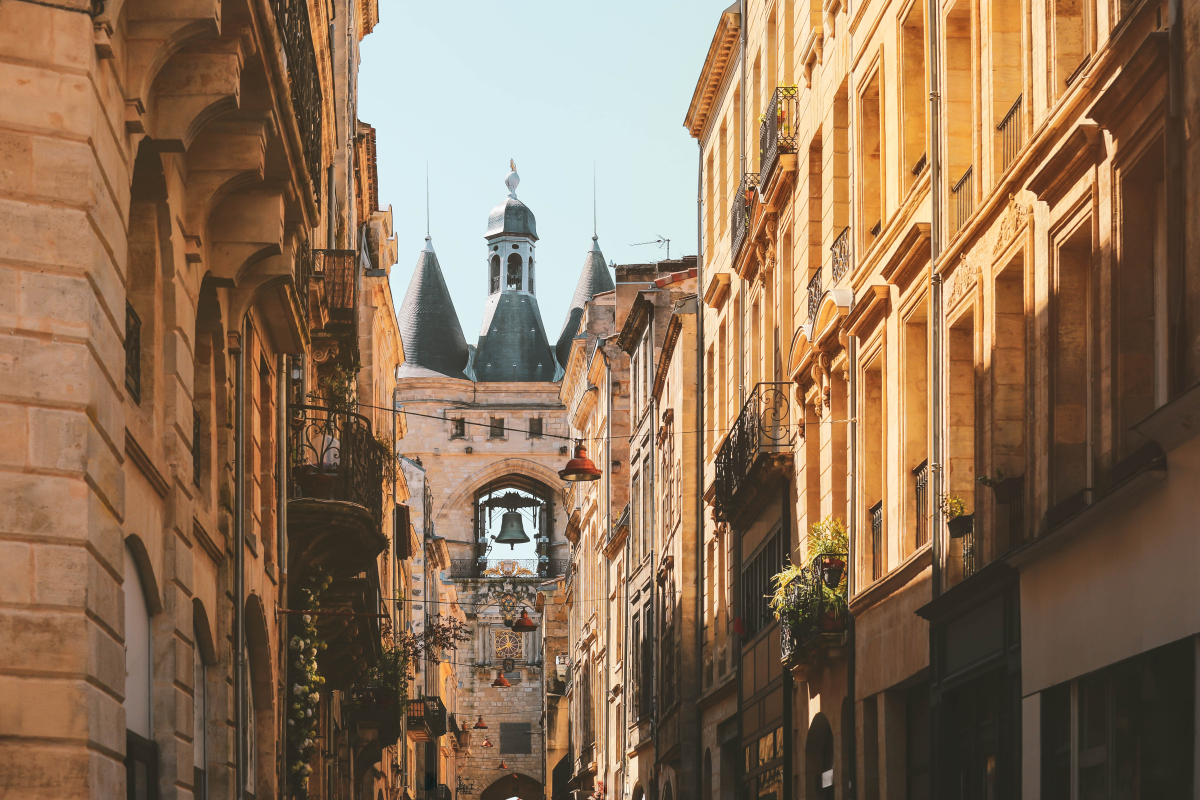 fiscalité à Bordeaux - Vue sur la grosse cloche dans une rue de Bordeaux