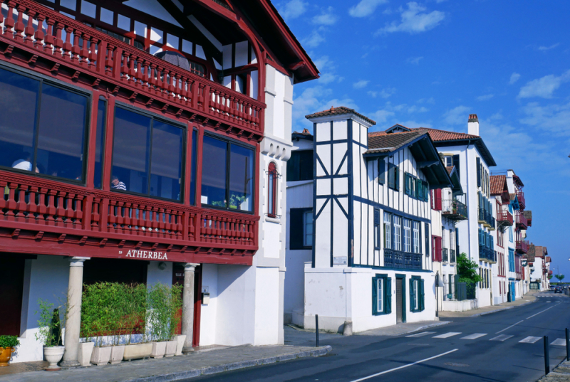 Immobilier au Pays Basque – Vue sur des villas à Ciboure