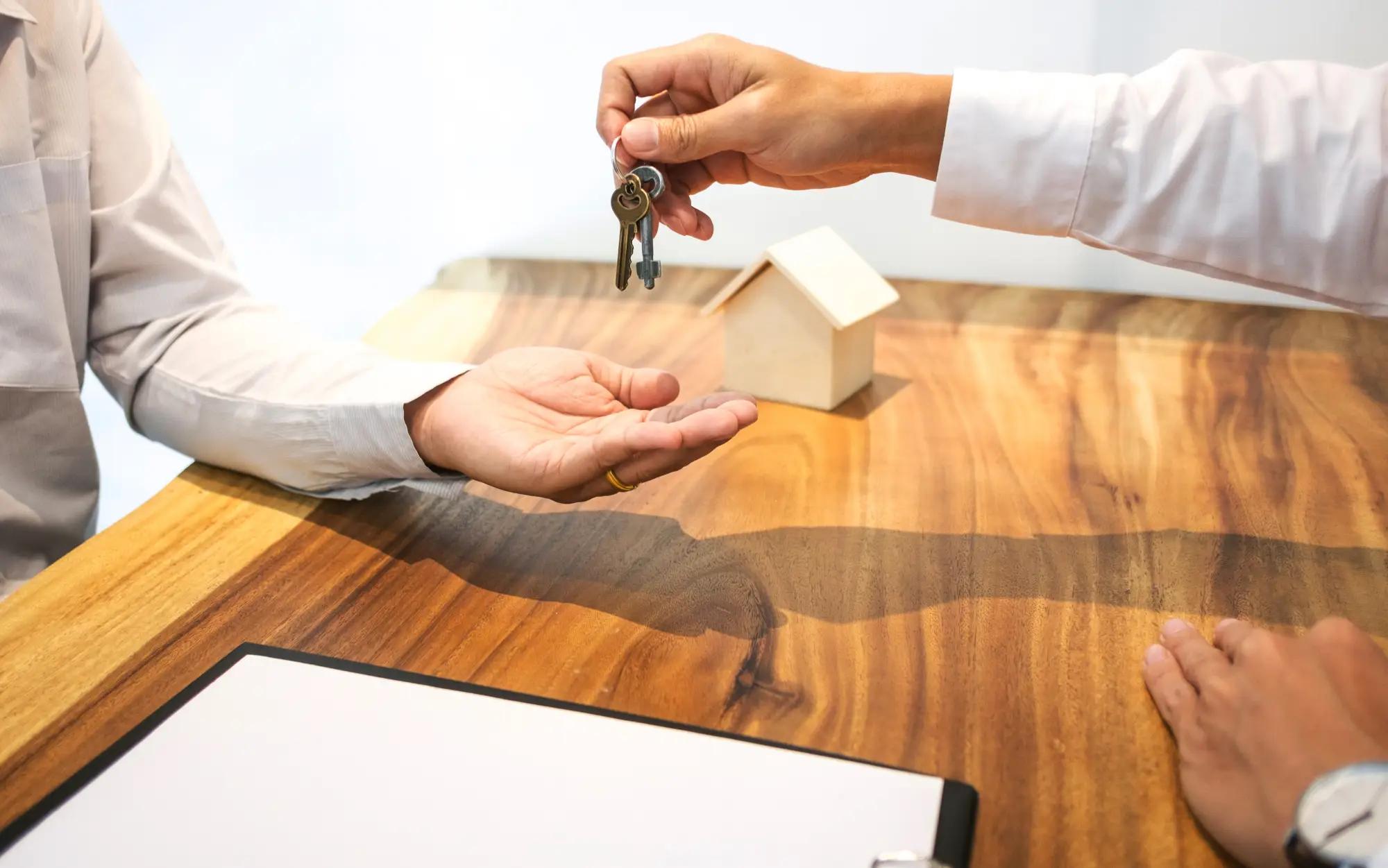 Une remise de clefs après la signature d'un bail locatif