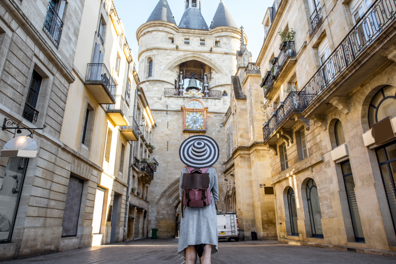 jeune femme devant la Grosse Cloche à Bordeaux Bordeaux