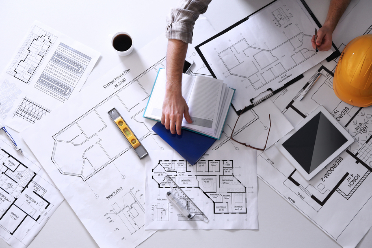 Quelles garanties pour ma maison neuve à Bordeaux ? Immobilier neuf à Bordeaux – vue un architecte en plein travail