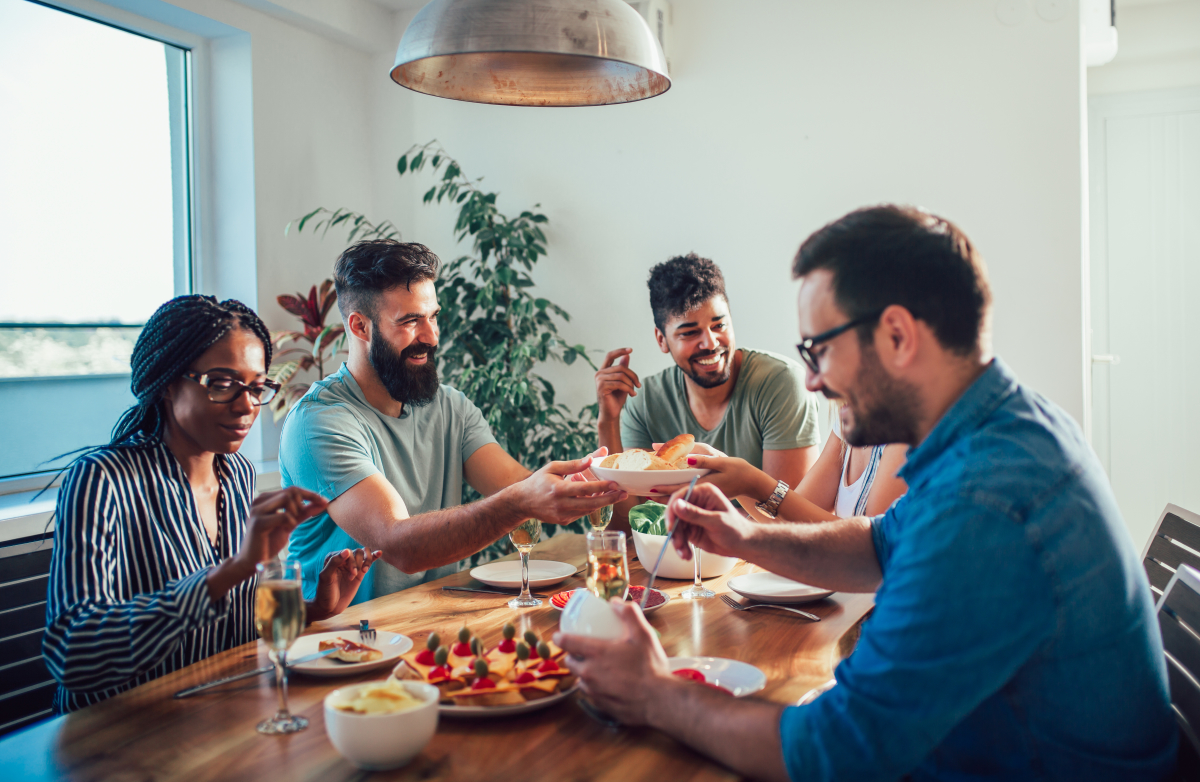 coliving bordeaux - des colocataires partageant un repas