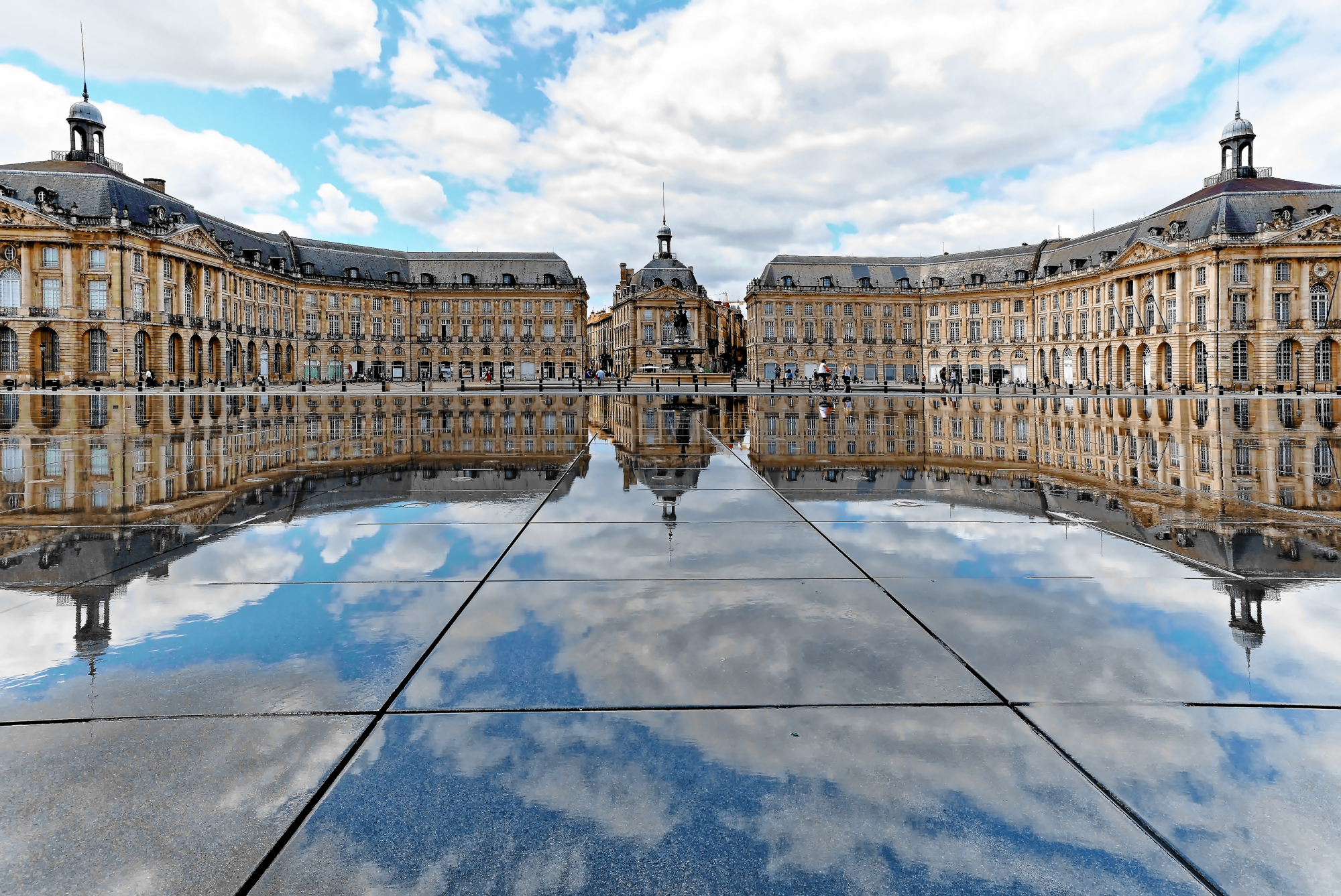 Le miroir d'eau à Bordeaux, place de la Bourse