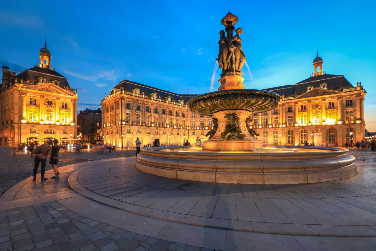 Bordeaux ville étudiante — La fontaine de la place de la Bourse à Bordeaux