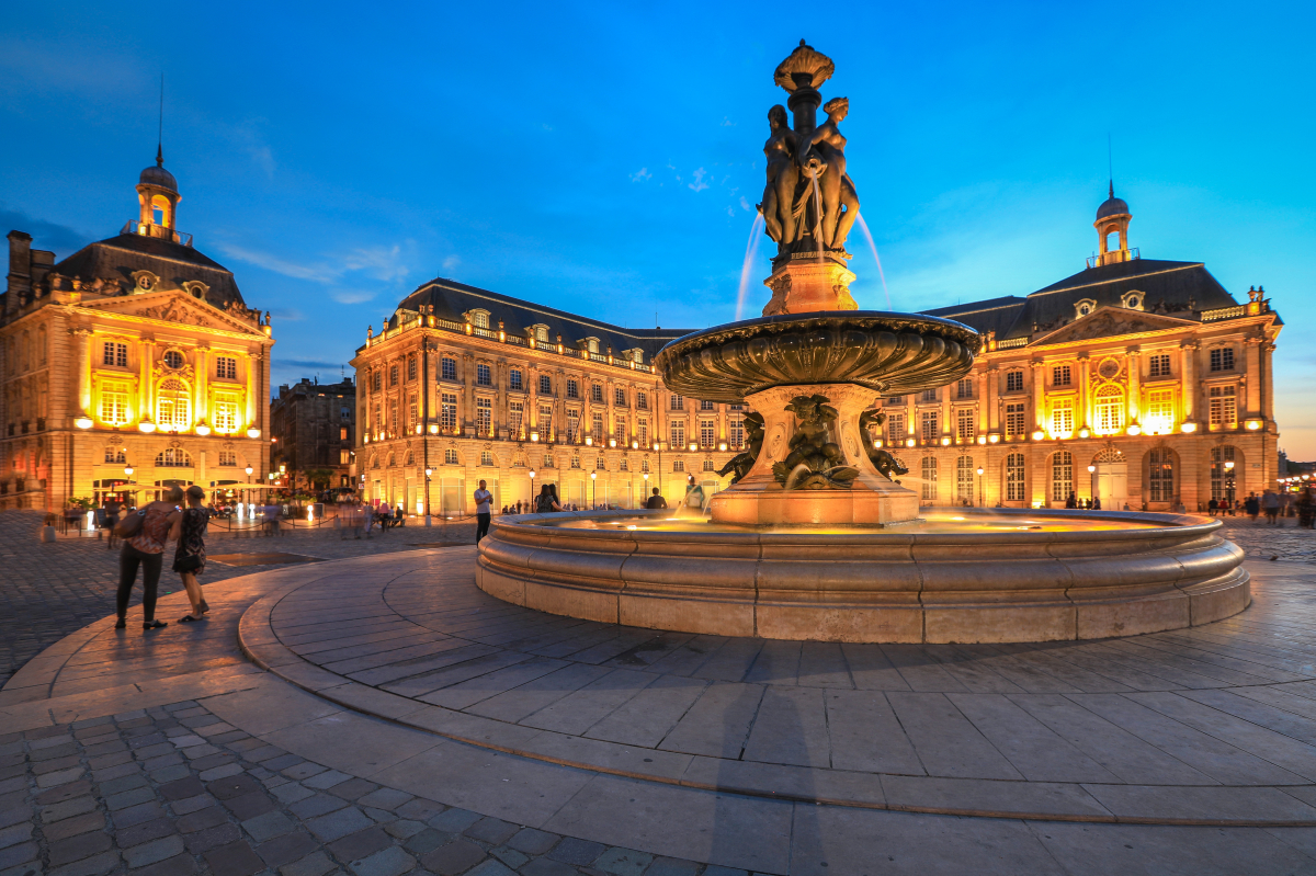 Bordeaux est une ville très appréciée des étudiants Bordeaux ville étudiante — La fontaine de la place de la Bourse à Bordeaux