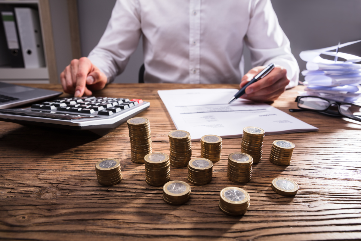 Les aides à l'achat dans l'immobilier neuf homme entrain de calculer ses dépenses