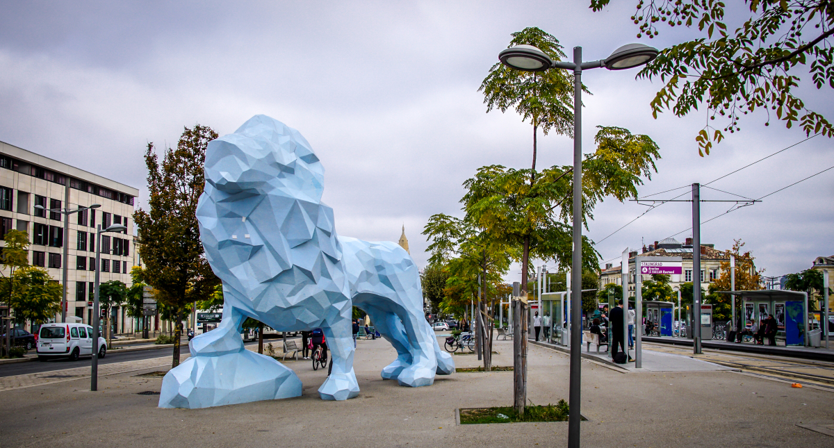 Meilleur quartier Bordeaux – vue sur le lion bleu dans le quartier de la Bastide à Bordeaux