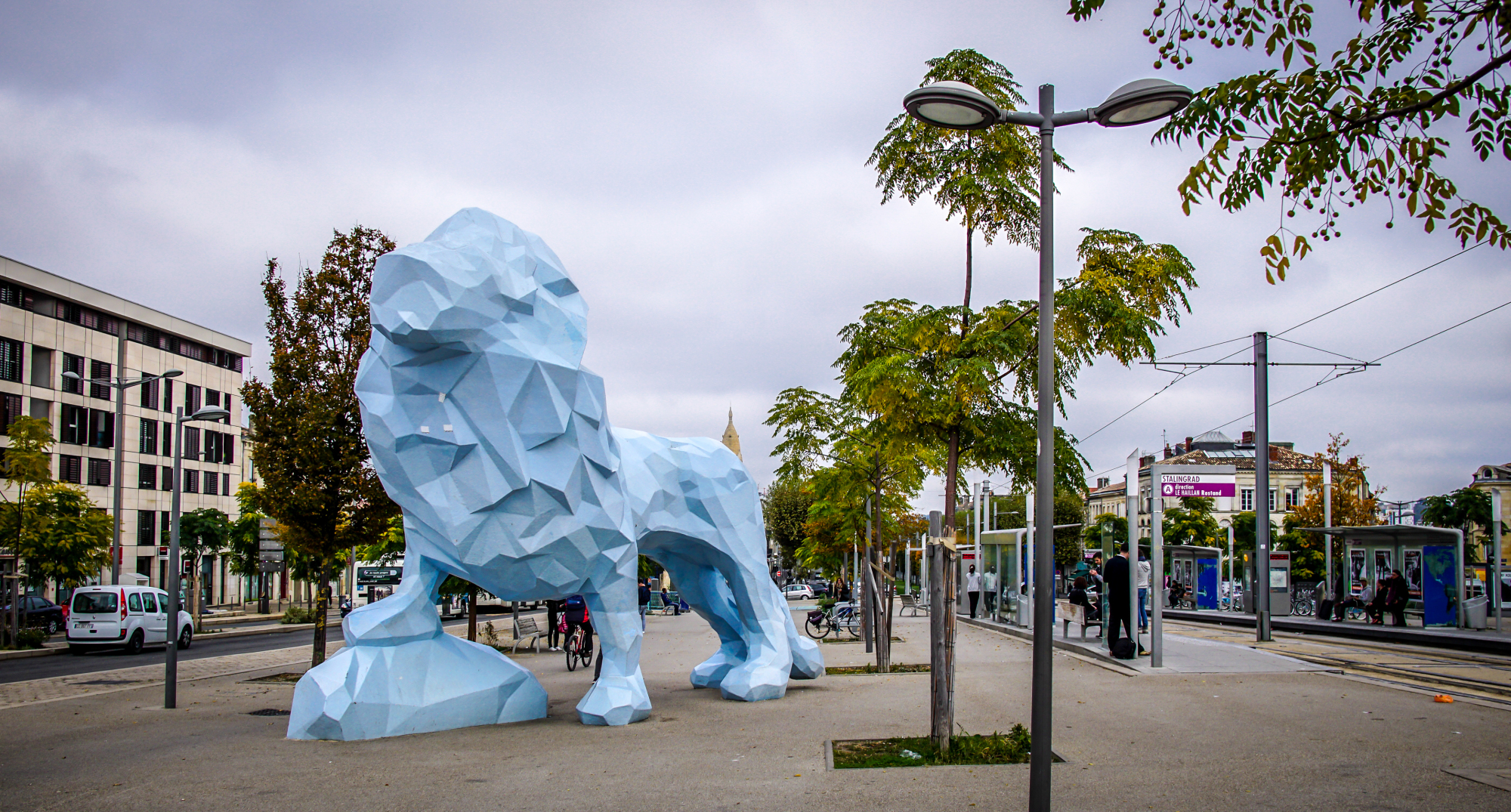 Le Lion Bleu de Xavier Veilhan dans le quartier de la Bastide à Bordeaux