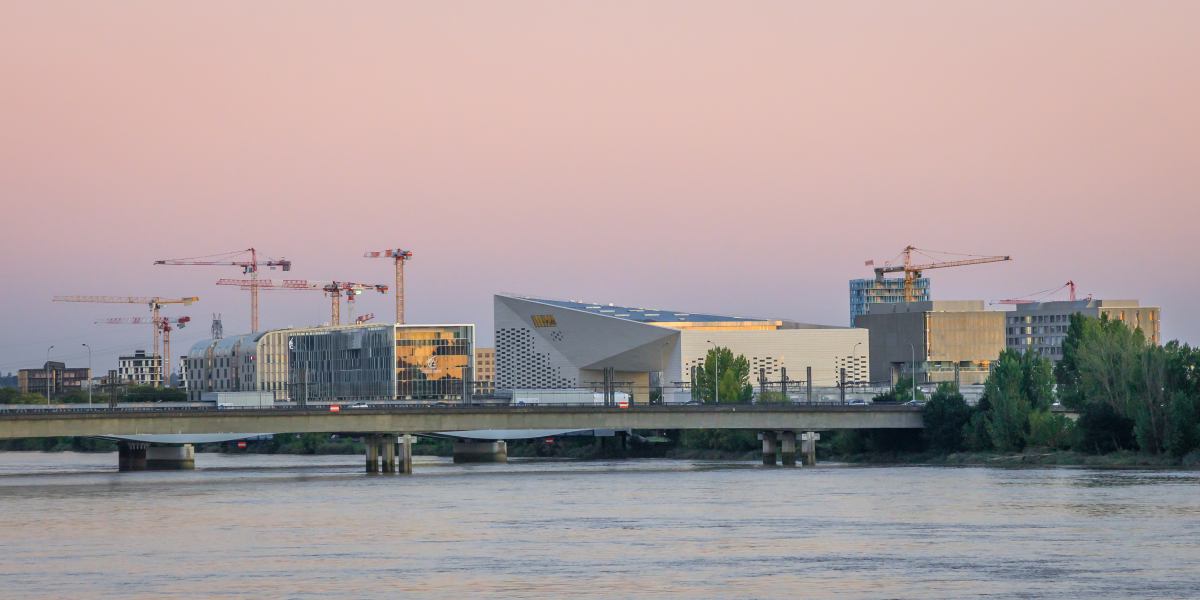 Pont Simone Veil — Des grues de construction dans le secteur de l’OIN Bordeaux Euratlantique