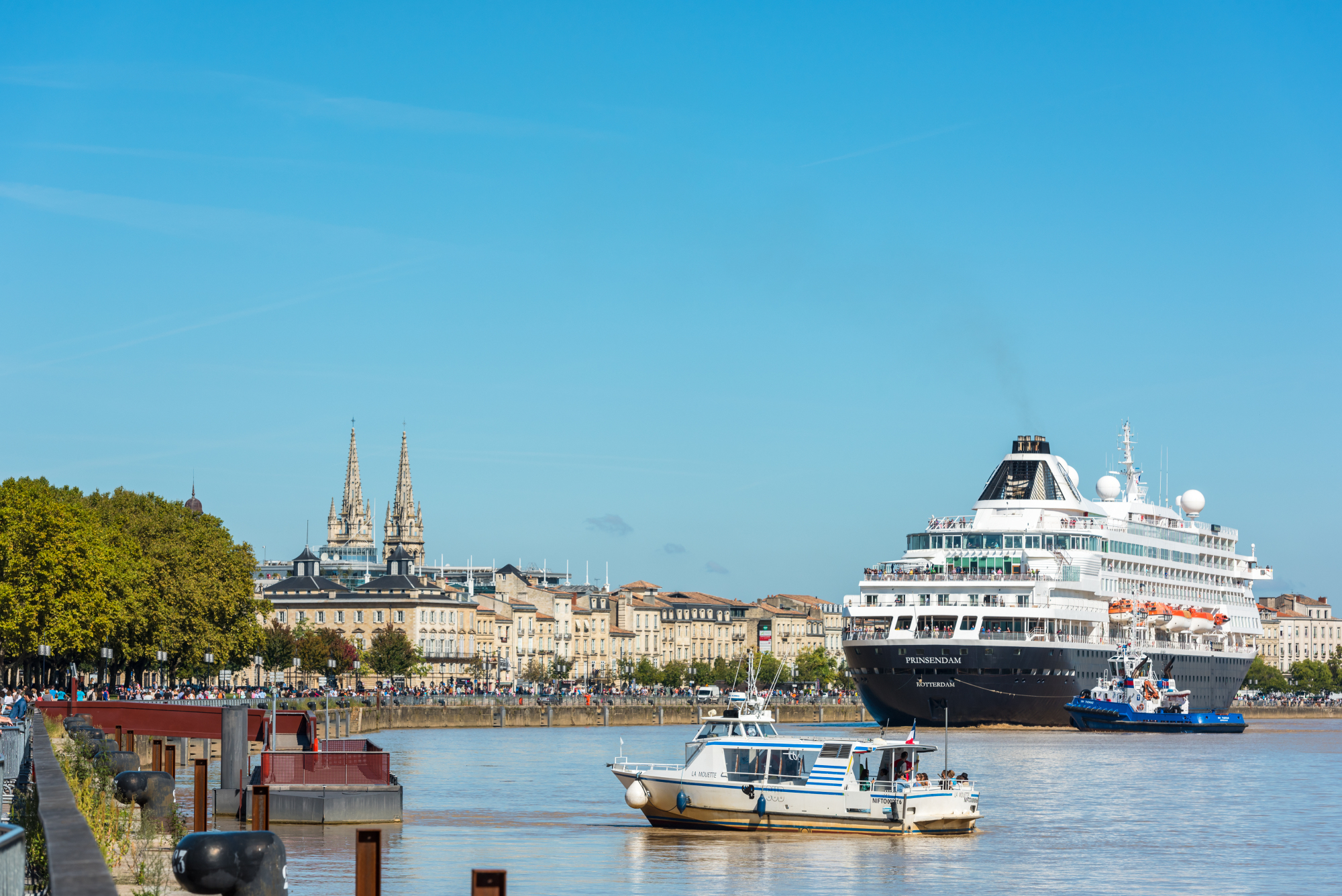 Un bateau de croisière à Bordeaux