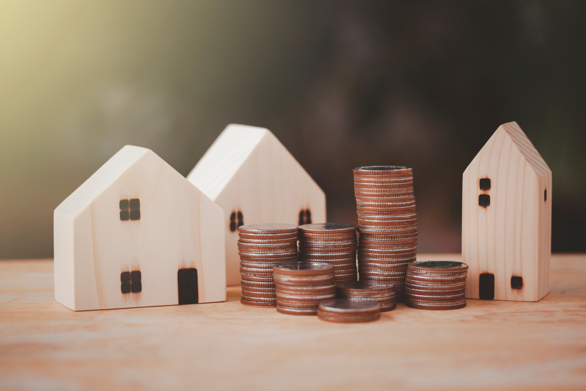 L’inflation annonce la hausse des taux de crédit immobilier Inflation et immobilier – maisons miniatures et argent