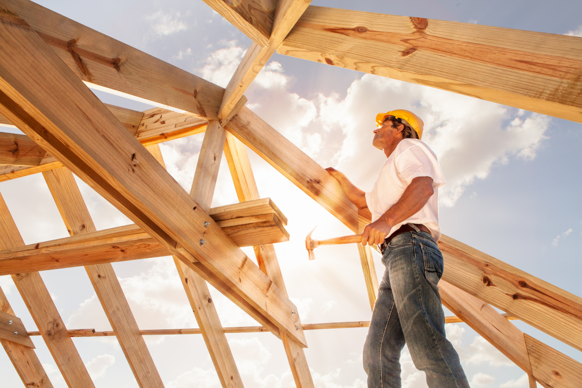 La commission Rebsamen devrait donner les clefs de la relance immobilière neuve construction neuve - un ouvrier sur un chantier de construction installant le toit d'une maison