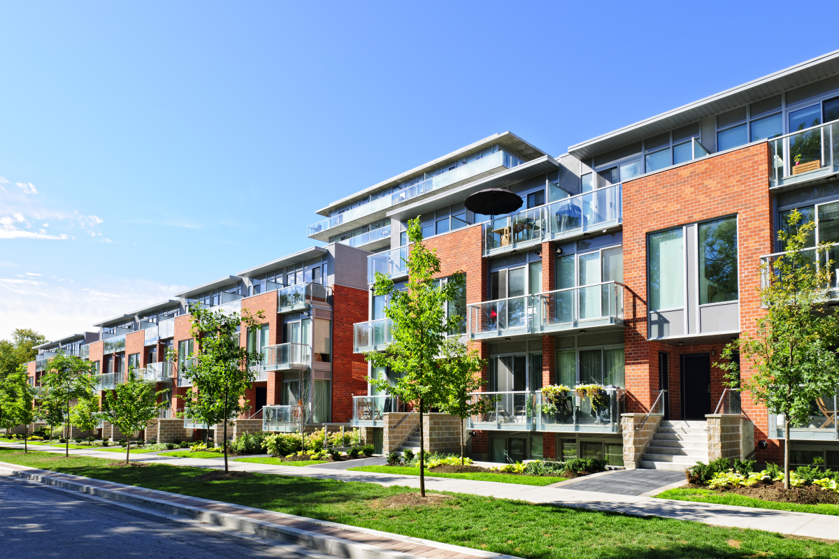 construction neuve - Des habitations modernes en brique et verre