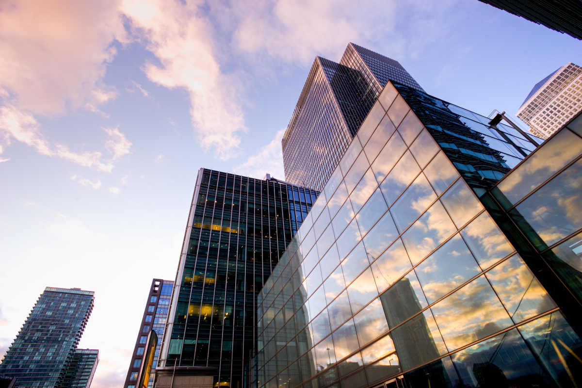 L’inflation sonne-t-elle le moment idéal pour investir dans l’immobilier ? Inflation et immobilier – vue sur des immeubles modernes