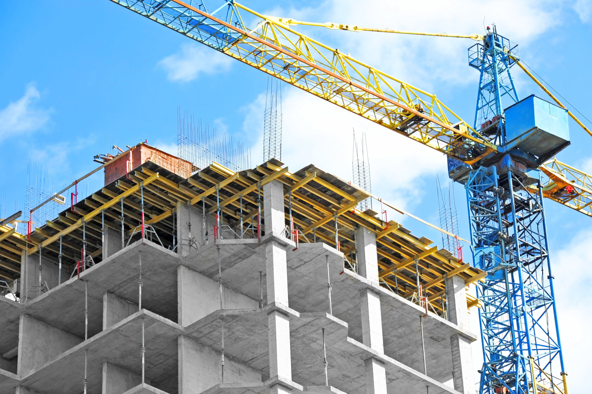 La construction des bâtiments de la ZAC se poursuit - Plusieurs ensembles immobiliers ont été livrés et d’ici 2028, 3400 logements neufs seront disponibles Bastide Niel - Grue sur un chantier de construction