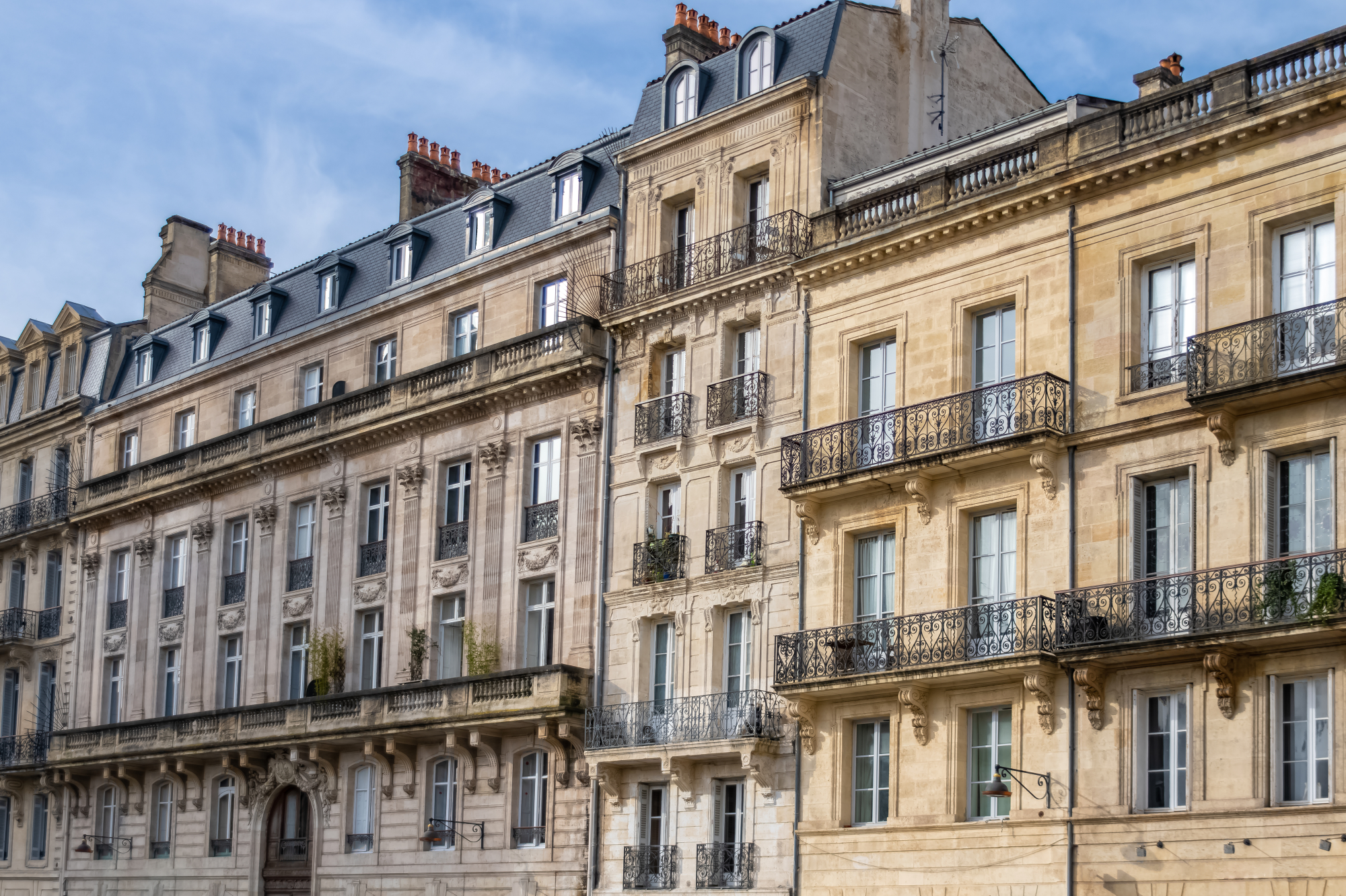 Les façades typiques de Bordeaux et leurs pierres blondes