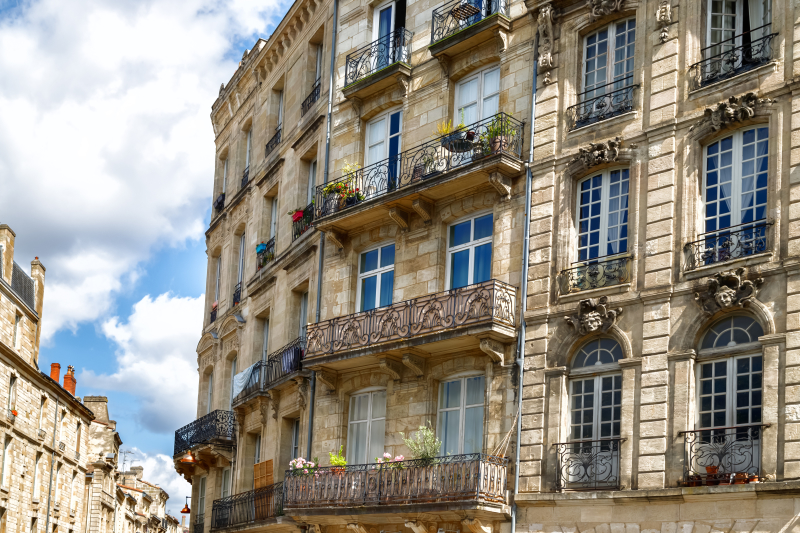 logement bordeaux - l'architecture typique de Bordeaux avec des façades en pierres blondes