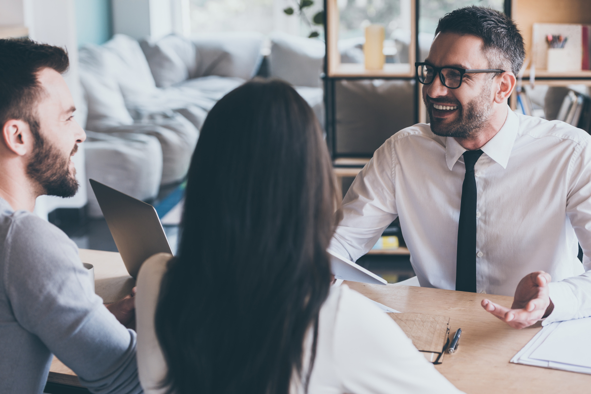 IMMO9 travaille en partenariat avec des courtiers spécialisés en crédits immobiliers Nos partenaires – rendez-vous entre un courtier et un couple d’acheteurs