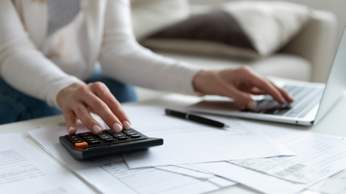 Les crédits d’impôts et les dispositifs fiscaux Aides à la transition énergétique - une femme faisant sa comptabilité