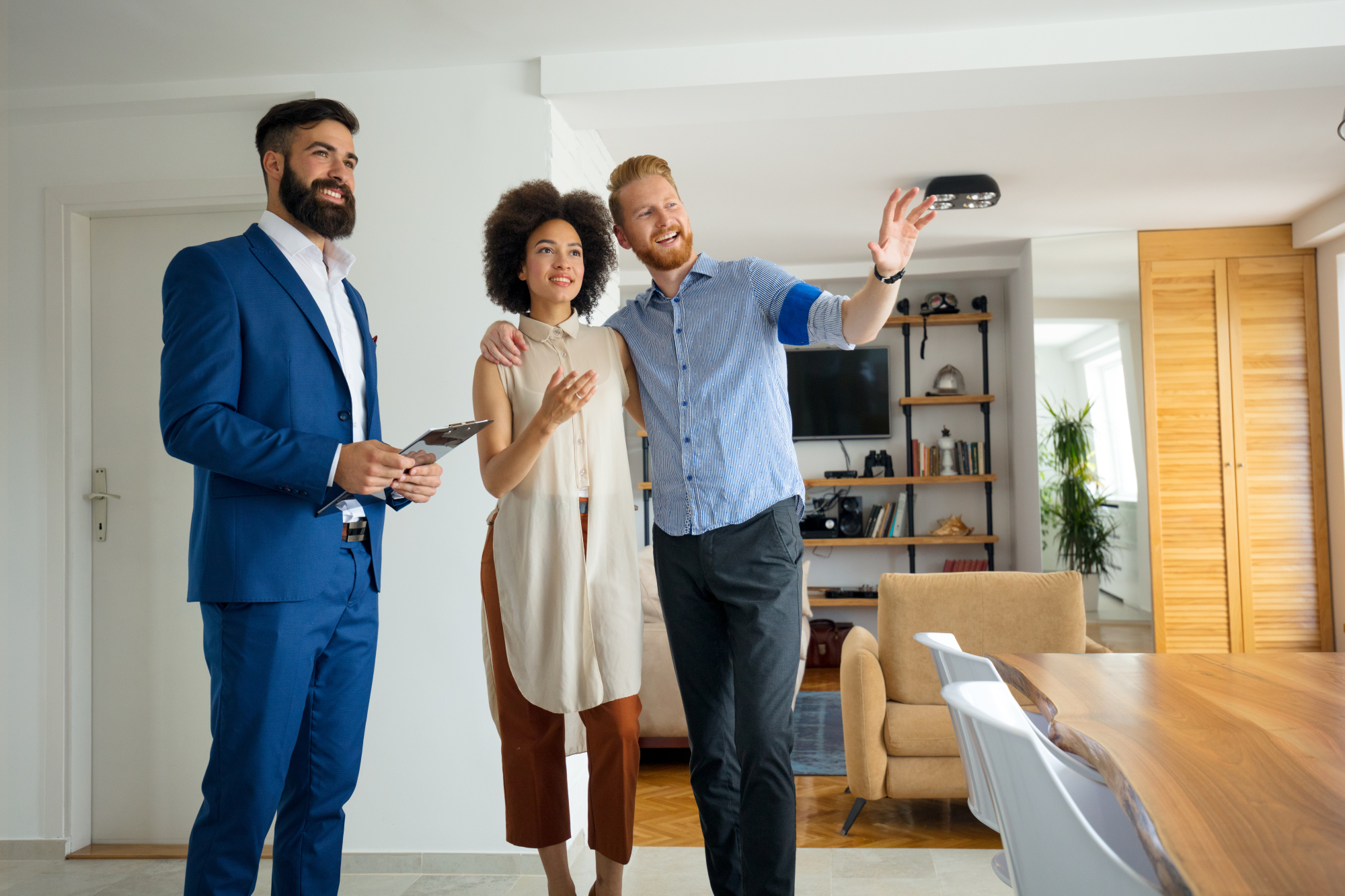 Un couple visite un appartement avec un gestionnaire locatif