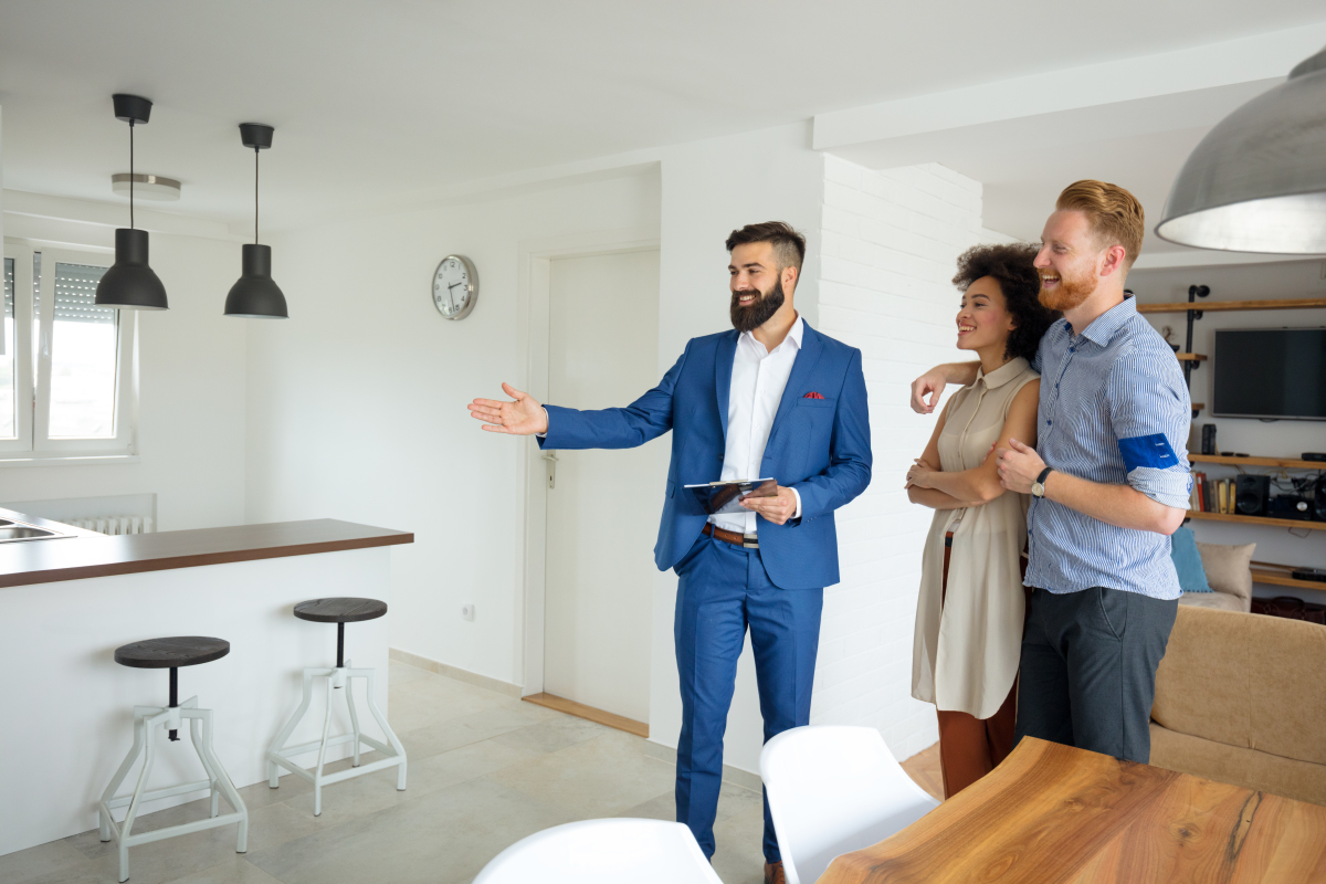 Vue sur un couple qui visite un appartement