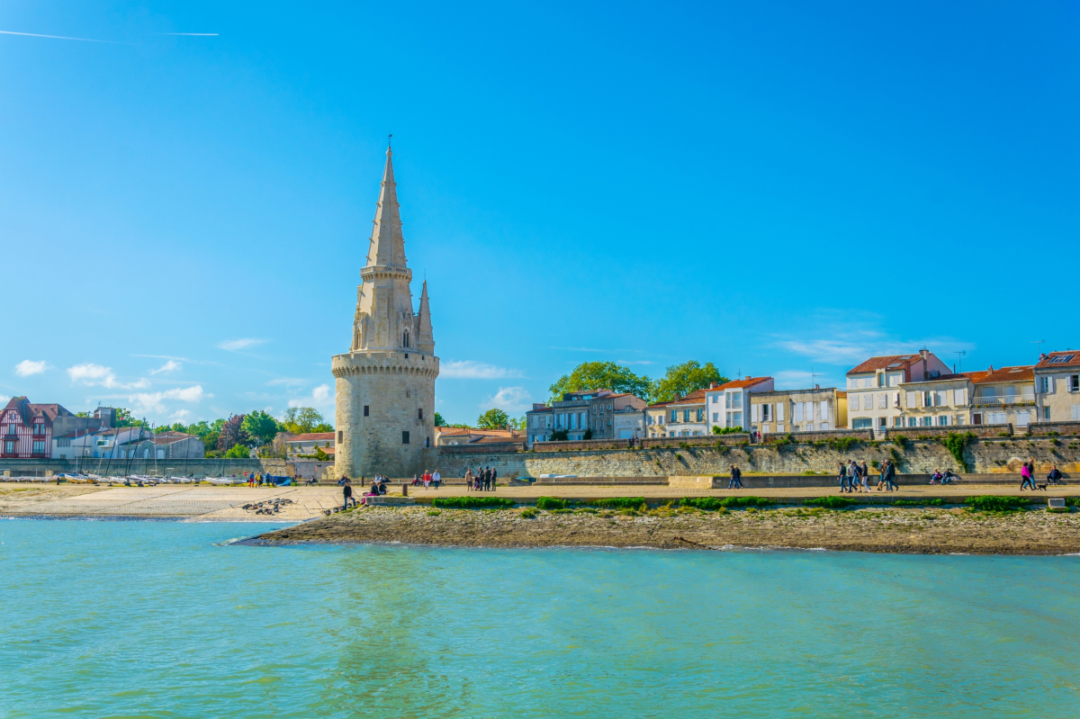 Le tronçon reliant La Rochelle à La Roche Sur Yon est de nouveau opérationnel Ligne Nantes-Bordeaux – Vue de La Tour de La Lanterne à La Rochelle