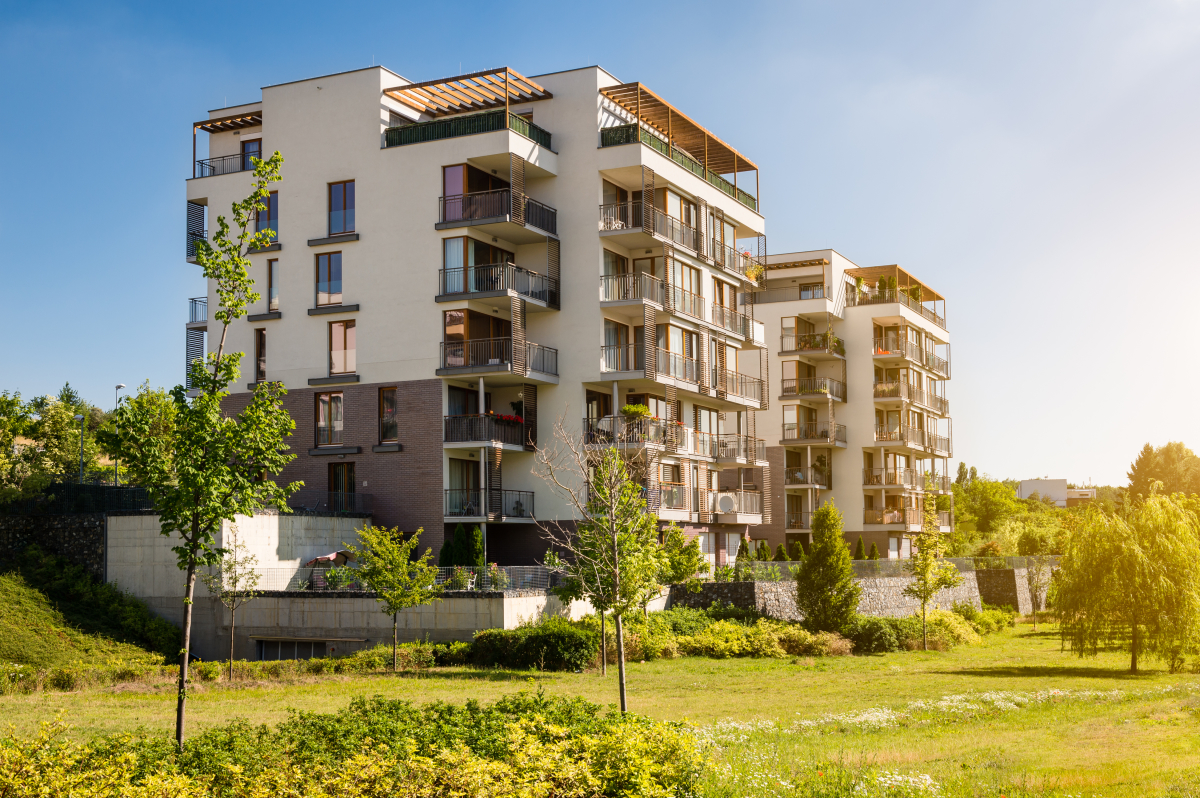 Qu’est-ce que l’immobilier écologique ? Immobilier écologique - vue sur une résidence au milieu d’un environnement verdoyant