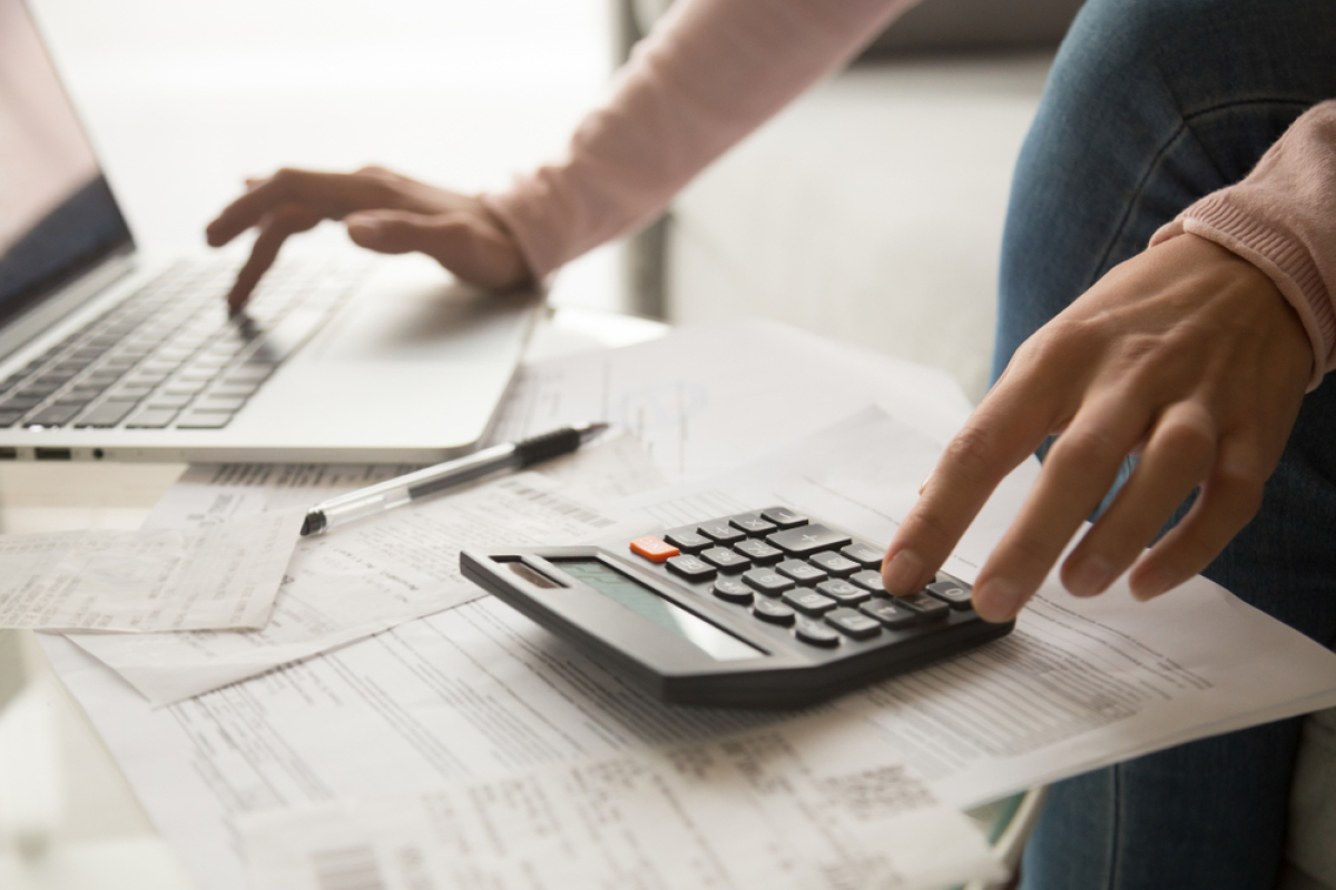 Quels sont les dispositifs de défiscalisation immobilière à Bordeaux ? Défiscalisation immobilière Bordeaux – Homme faisant sa déclaration d’impôts en fonction de ses revenus