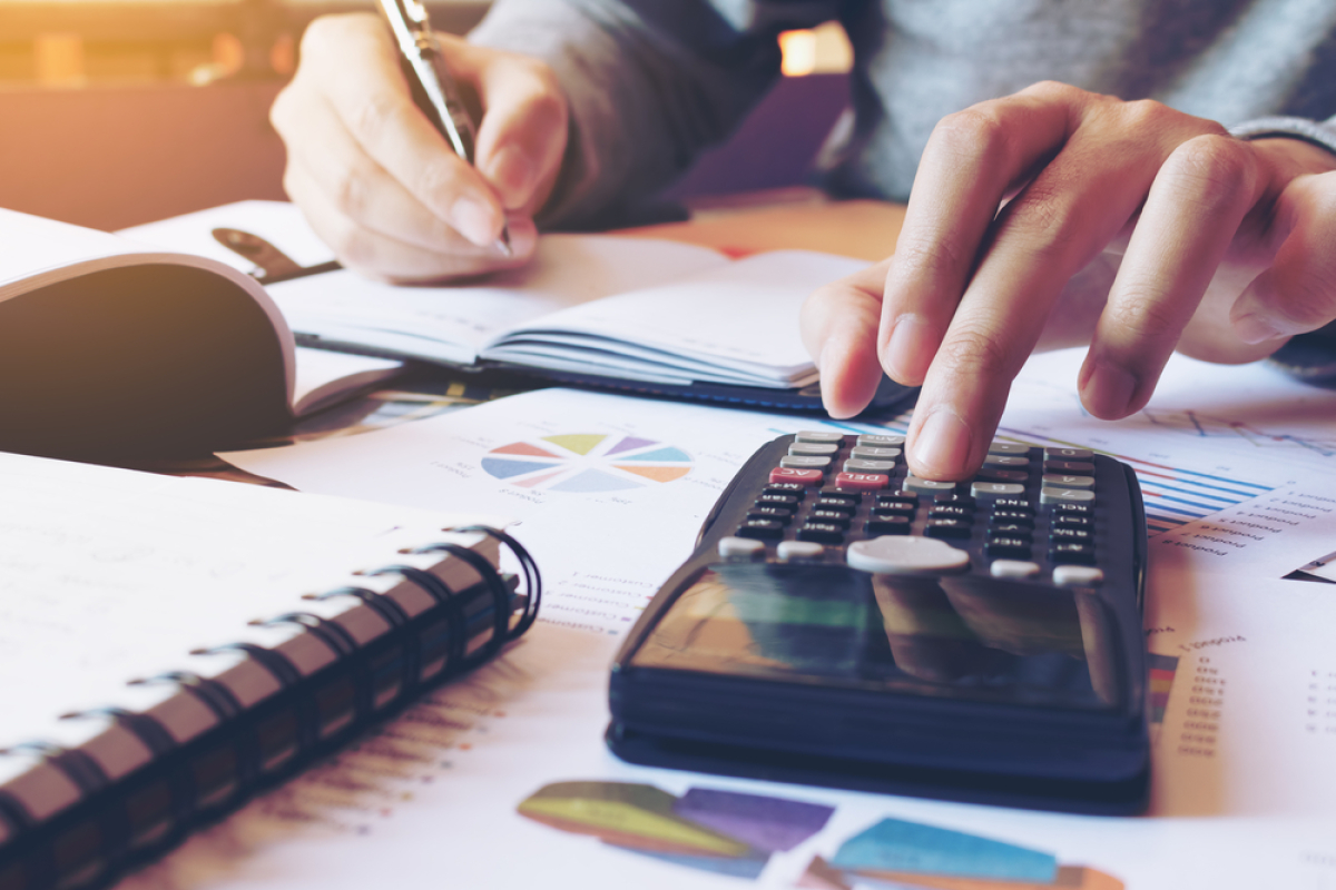 Le déficit foncier à Bordeaux est déduit de votre impôt sur le revenu Déficit Foncier à Bordeaux – homme calculant son revenu foncier