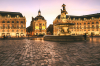 habiter à bordeaux - la place de la bourse vue de nuit