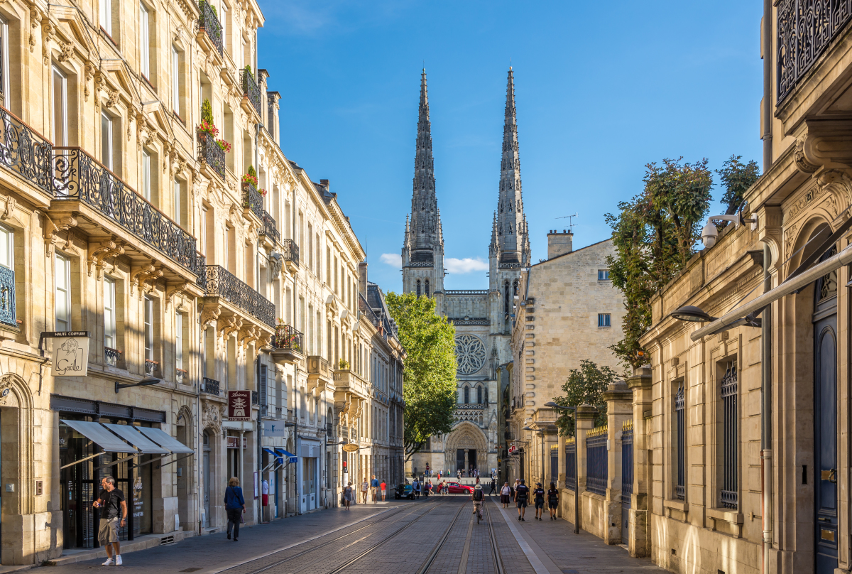 Christine Bost — une rue du centre historique et la Cathédrale de Bordeaux