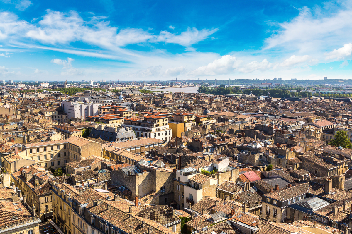 location appartement neuf bordeaux - vue aérienne de la ville de Bordeaux et de ses toits