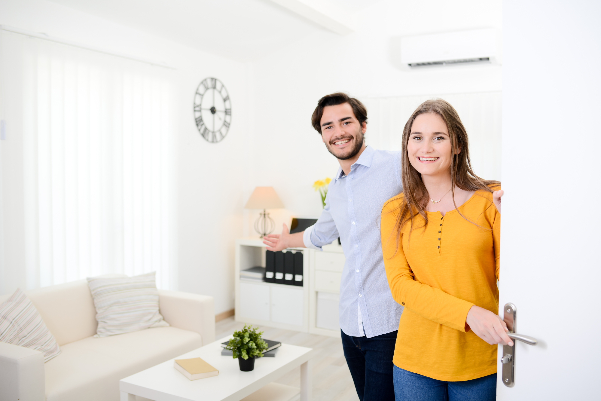 Un couple faisant visiter son appartement