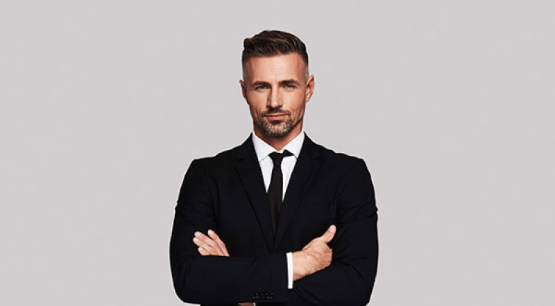 Le groupe IMMO9 est leader du courtage en immobilier neuf à Toulouse Professionnalisme - Portrait d'un professionnel de l'immobilier en costard